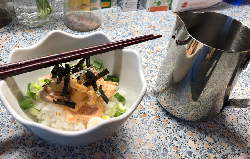 Serve the finished dish with the pot so everybody can pour dashi / tea for themselves